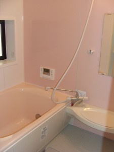 優しいピンクのバスルーム