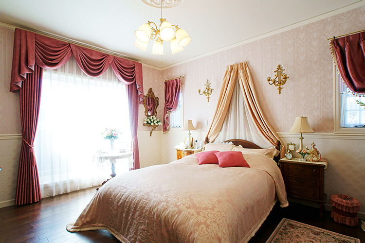 お姫様の部屋のような寝室
